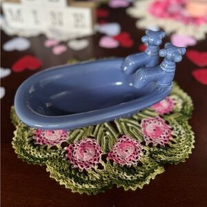 Vintage Elegant Blue Ceramic Bathtub Accessory